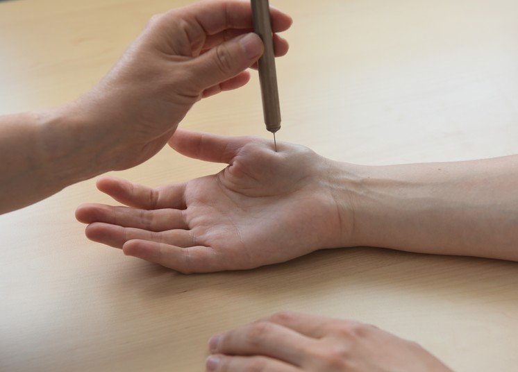 Beata Spielt Mit Ihren Fingern An Der Stelle Zwischen Ihren Langen Beinen Beata Spielt Mit Ihren Fingern An Der Stelle Zwischen Ihren Langen Beinen